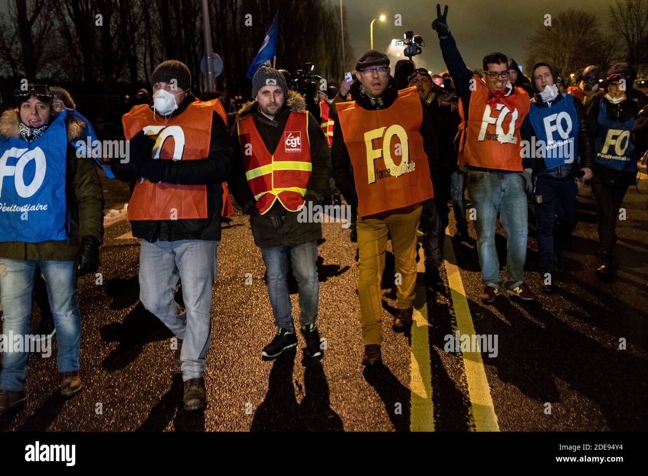 Environ 100 membres du personnel pénitentiaire ont bloqué l'accès à la prison de Fleury-Mérogis dans la soirée pour protester contre les déclarations de la ministre de la Justice Nicole Bellobet sur le refus d'accorder une augmentation de salaire aux gardiens de prison. Fleury-Mérogis, France, 31 janvier 2019. Photo de Samuel Boivin / ABACAPRESS.COM Banque D'Images