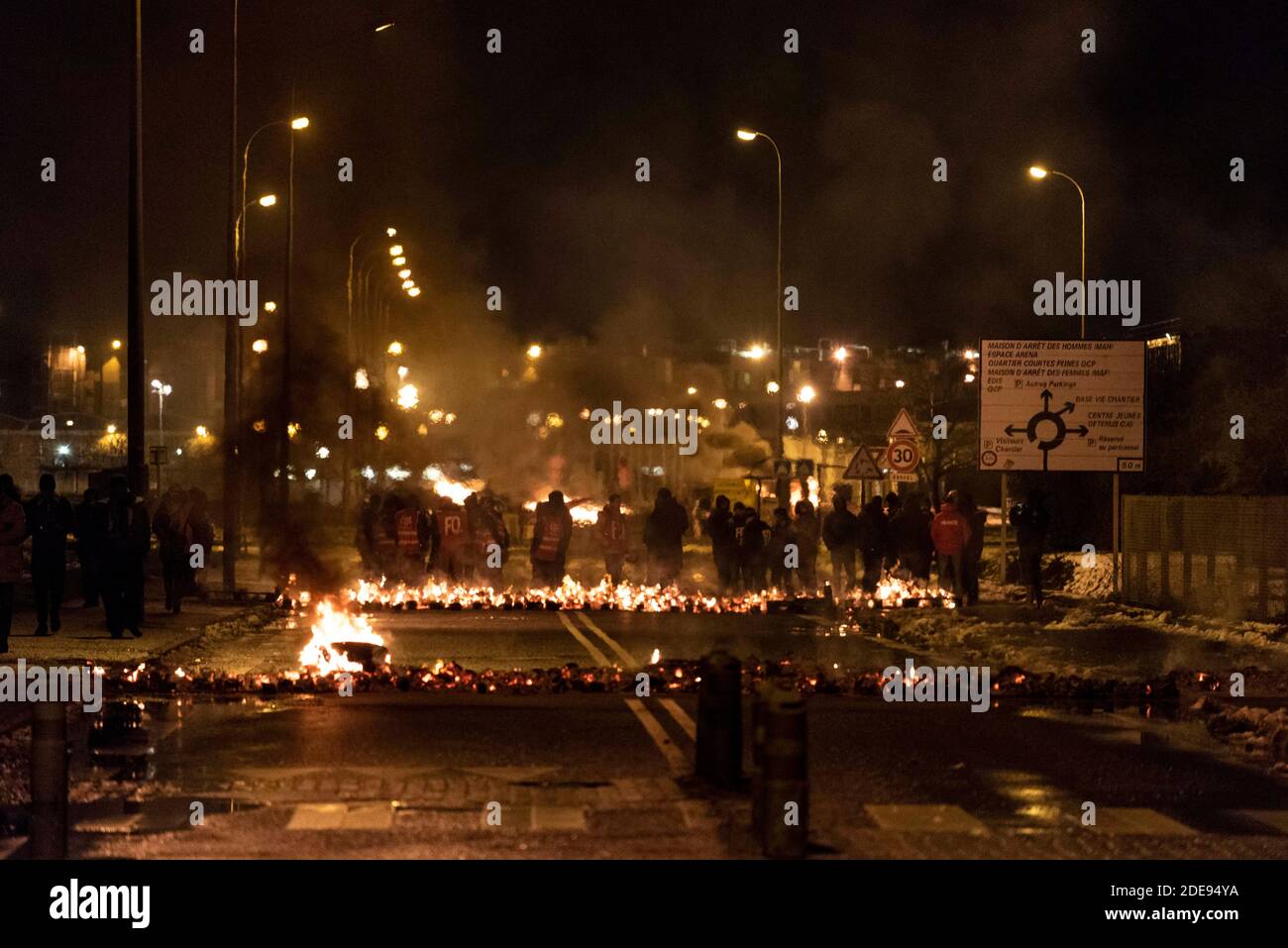 Environ 100 membres du personnel pénitentiaire ont bloqué l'accès à la prison de Fleury-Mérogis dans la soirée pour protester contre les déclarations de la ministre de la Justice Nicole Bellobet sur le refus d'accorder une augmentation de salaire aux gardiens de prison. Fleury-Mérogis, France, 31 janvier 2019. Photo de Samuel Boivin / ABACAPRESS.COM Banque D'Images