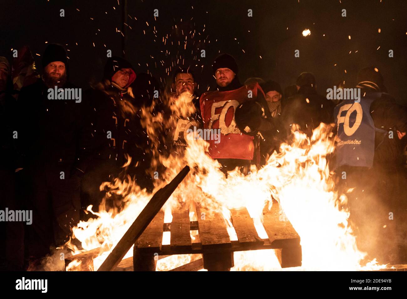Environ 100 membres du personnel pénitentiaire ont bloqué l'accès à la prison de Fleury-Mérogis dans la soirée pour protester contre les déclarations de la ministre de la Justice Nicole Bellobet sur le refus d'accorder une augmentation de salaire aux gardiens de prison. Fleury-Mérogis, France, 31 janvier 2019. Photo de Samuel Boivin / ABACAPRESS.COM Banque D'Images