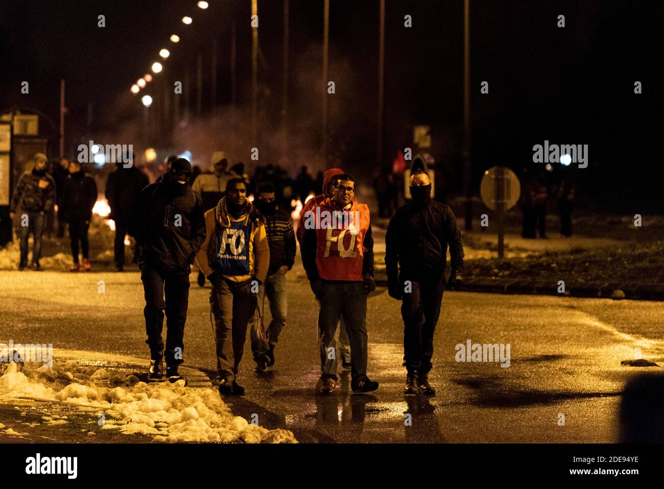 Environ 100 membres du personnel pénitentiaire ont bloqué l'accès à la prison de Fleury-Mérogis dans la soirée pour protester contre les déclarations de la ministre de la Justice Nicole Bellobet sur le refus d'accorder une augmentation de salaire aux gardiens de prison. Fleury-Mérogis, France, 31 janvier 2019. Photo de Samuel Boivin / ABACAPRESS.COM Banque D'Images