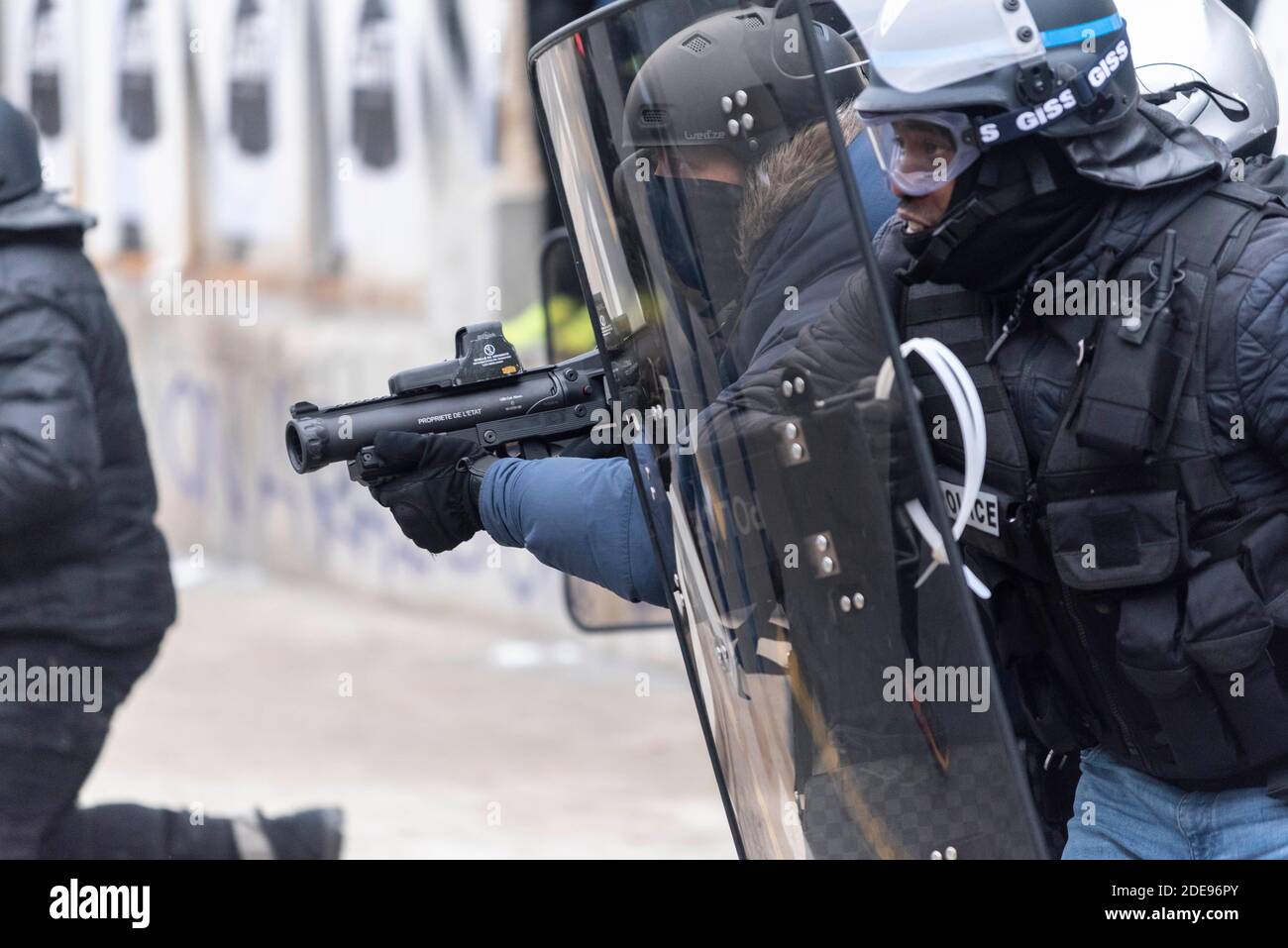 Les policiers utilisent le type Flashball LBD-40 pour repousser les  manifestants violents, certains LBD étant équipés d'une caméra sur le canon  de l'arme. Plusieurs milliers de personnes ont manifesté entre la place
