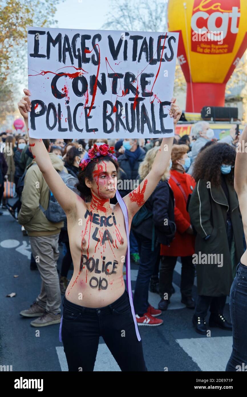 Paris, France. 28 novembre 2020. Manifestation des opposants au projet DE droit MONDIAL DE LA SÉCURITÉ le 28 novembre 2020 à Paris, France. Banque D'Images