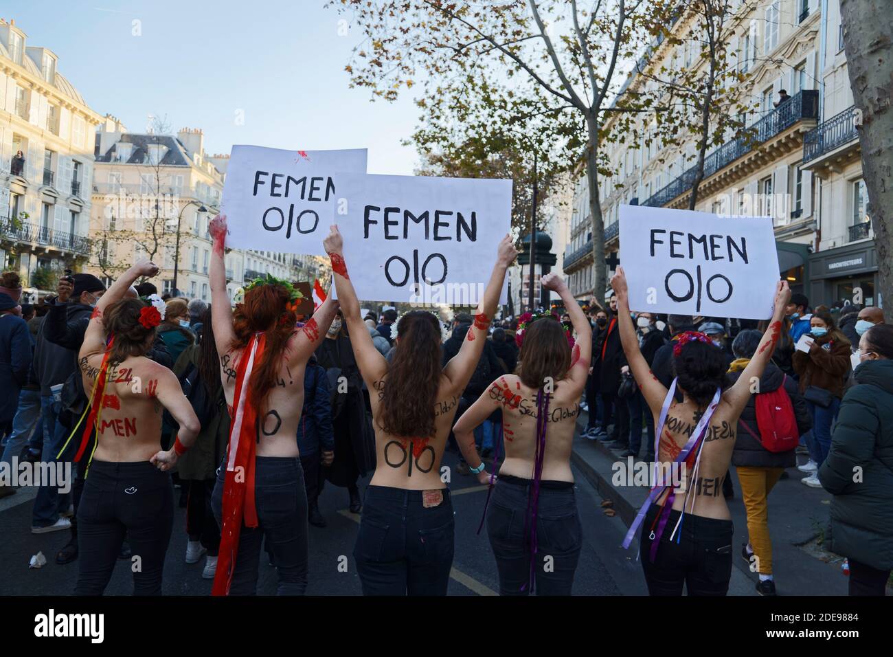 Paris, France. 28 novembre 2020. Manifestation des opposants au projet DE droit MONDIAL DE LA SÉCURITÉ le 28 novembre 2020 à Paris, France. Banque D'Images
