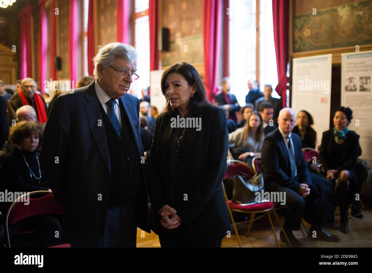 Jean-Pierre Chevenement, ancien ministre français, et Anne Hidalgo, maire de paris, à la cérémonie funéraire de Georges Sarre à la mairie du 11ème arrondissement de Paris, France. 5 février 2019. Photo de Raphael Lafargue/ABACAPRESS.COM Banque D'Images