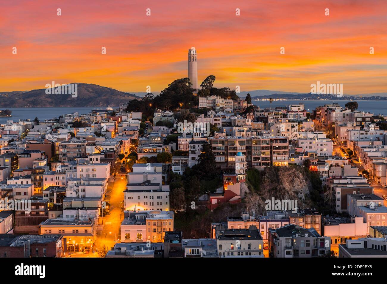 Vue sur la tour Coit avec coucher de soleil dans le centre-ville de San Francisco, Californie. Banque D'Images