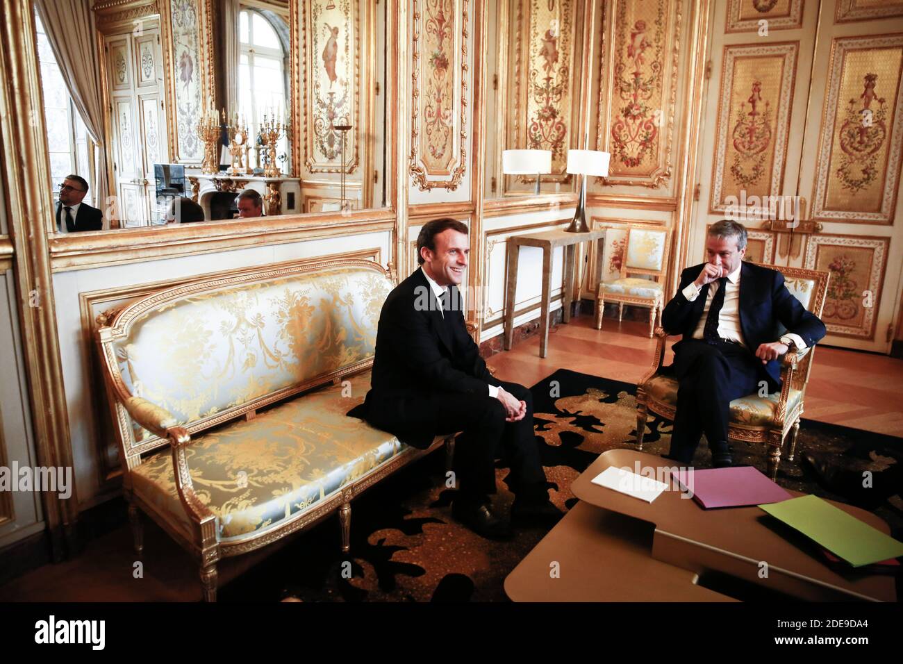 Le président français Emmanuel Macron (L) assiste à une réunion avec Philippe Vigier, chef du groupe parlementaire «libertés et territoires» à l'Assemblée nationale, à l'Elysée à Paris le 6 février 2019. Photo de Hamilton/pool/ABACAPRESS.COM Banque D'Images