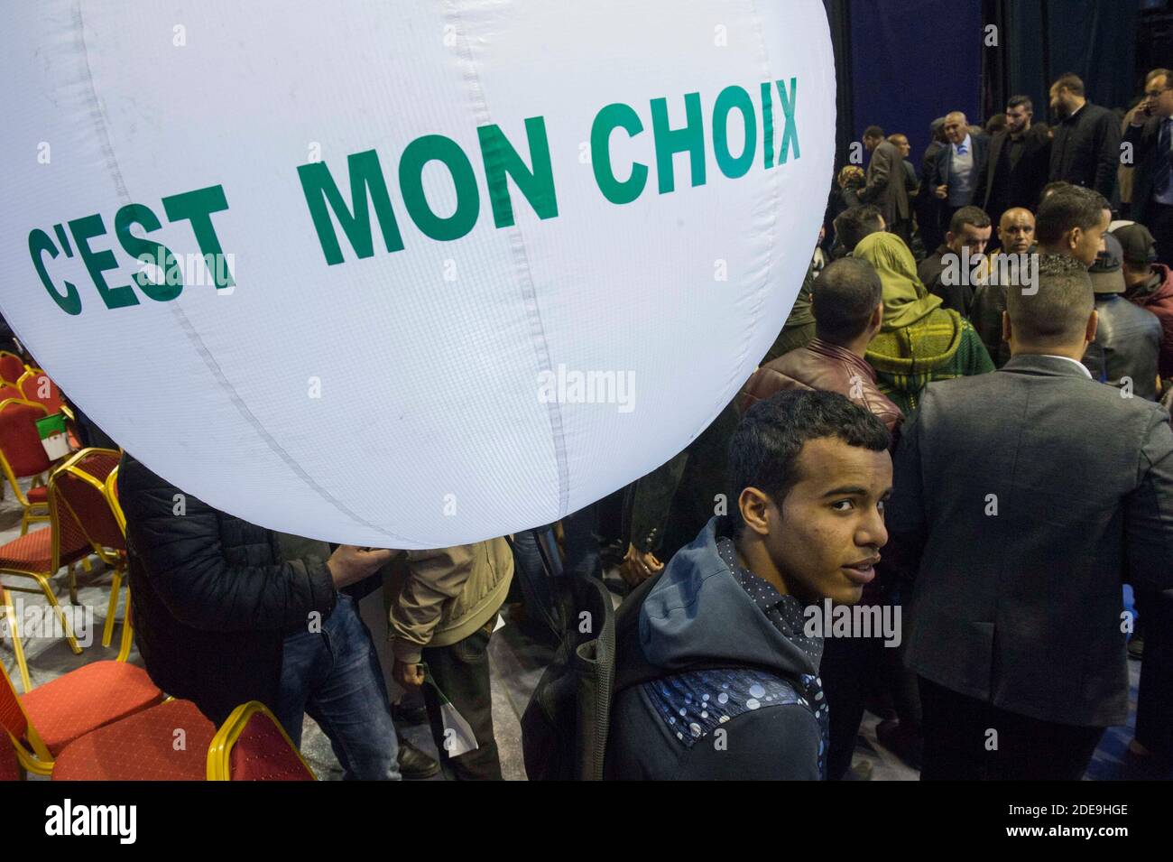 Les partisans du parti du Front de libération nationale (FLN) algérien se réunissent dans l'arène de la Coupole, dans la capitale Alger, en Algérie, le 9 février 2019, pour appeler l'actuel Président Abdelaziz Bouteflika (affiche) à se présenter pour un cinquième mandat. Bouteflika, qui utilise un fauteuil roulant et est rarement vu en public depuis qu'il a subi un accident vasculaire cérébral en 2013, n'a pas encore annoncé s'il se présentera aux élections. Photo par Ammi Louiza/ABACAPRESS.COM Banque D'Images
