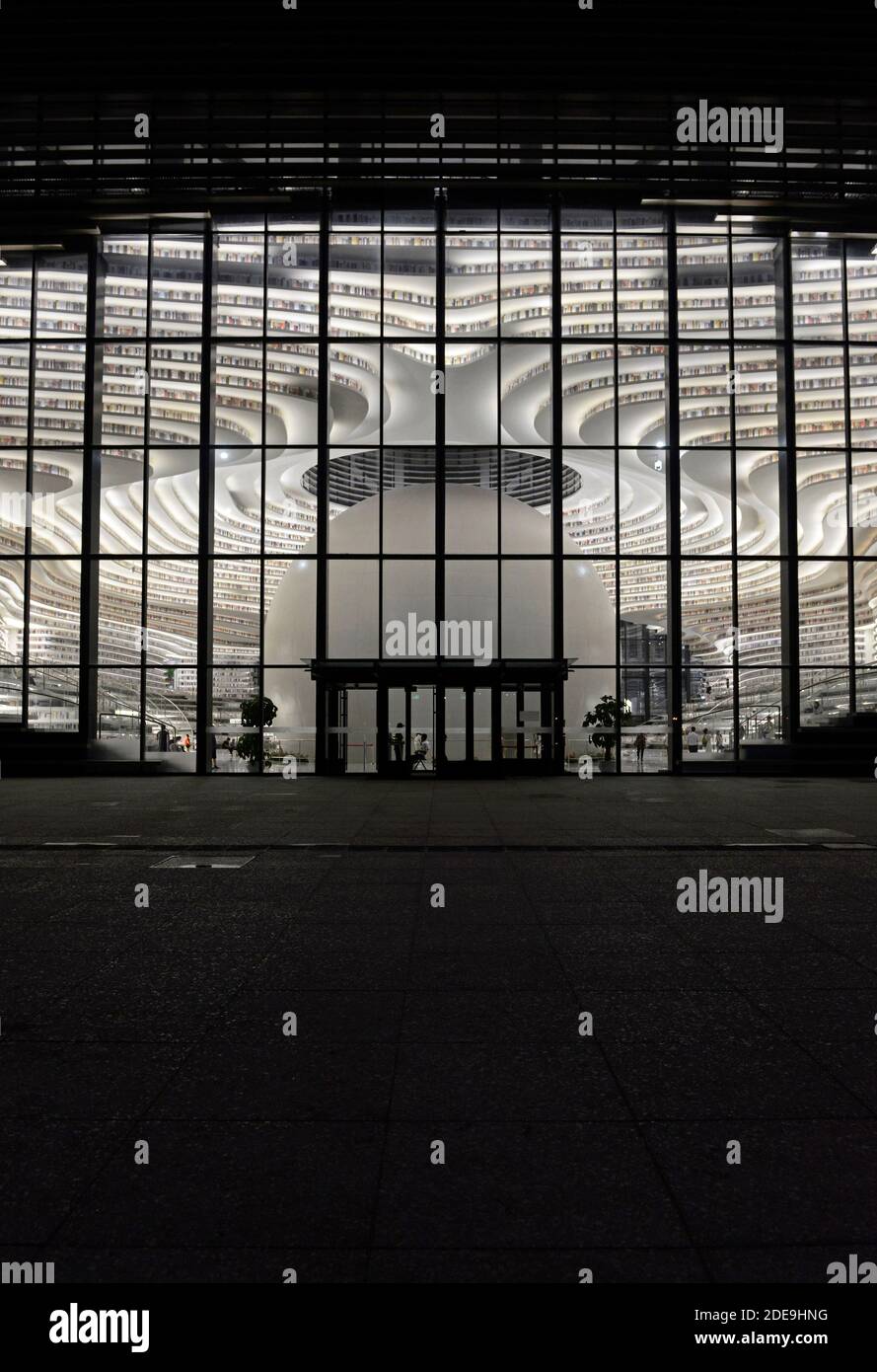 Tianjin Binhai Nouvelle bibliothèque de zone dans le quartier de Binhai de la ville de Tianjin, en Chine, est célèbre pour sa décoration intérieure des étagères à tourbillons Banque D'Images