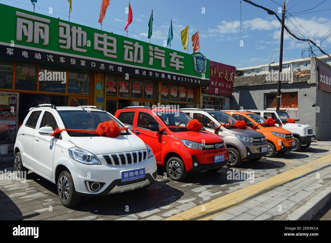 Une gamme de nouvelles petites voitures électriques est prête à la vente en  dehors d'une marque de concessionnaires de voitures Lichi dans la ville de  Xuanhua, province de Hebei, Chine Photo Stock -