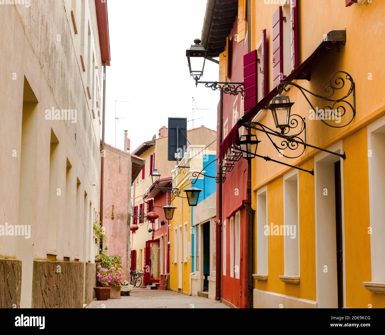 Ruelles et rues parmi les maisons colorées de la mer Village de Caorle Banque D'Images