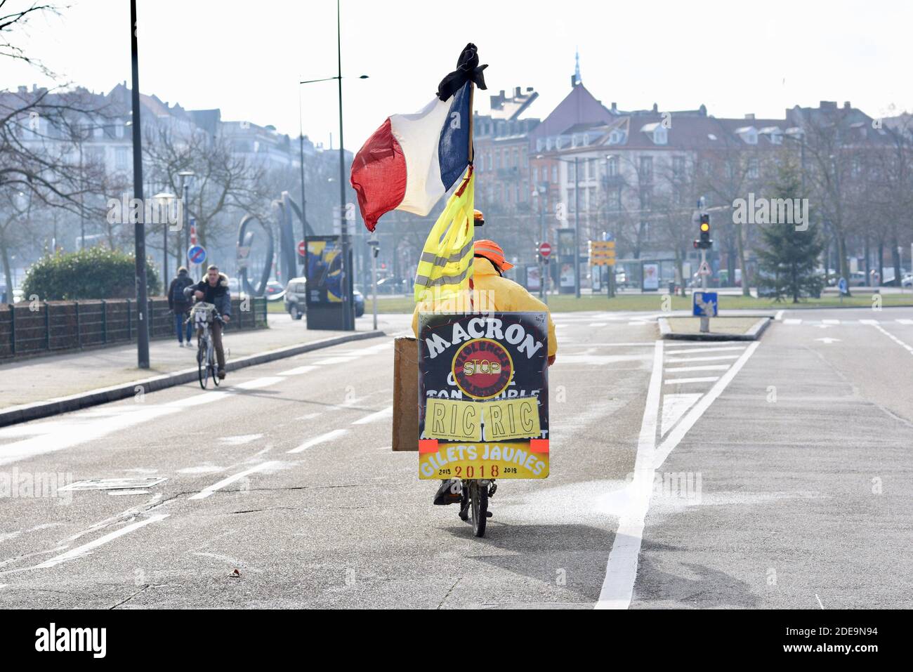 Les manifestants de Yellow Vest (Gilets Jaunes) se rassemblent à Strasbourg, en France, le 2 février 2019, alors qu'ils prennent les rues pour le 12e samedi consécutif. Le mouvement « Yellow Vest » (Gilets Jaunes) en France a commencé à protester contre les hausses de carburant prévues, mais s'est transformé en une protestation de masse contre la politique du président et le style de gouvernement de haut en bas. Photo de Nicolas Roses/ABACAPRESS.COM Banque D'Images