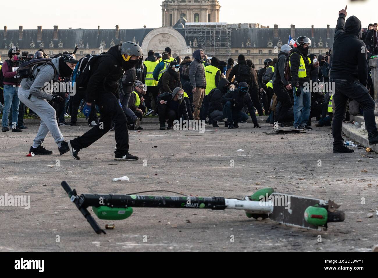 Un groupe de brise-roches lancent des projectiles sur la police depuis l'esplanade des Invalides. Plusieurs milliers de personnes se sont rassemblées pour manifester au cours de l'acte 14 du mouvement de protestation contre l'augmentation du coût de la vie, des impôts et du carburant, des vestes jaunes (Gilets Jaunes). Le parcours parisien a eu lieu entre les champs-Elysées et la place des Invalides dans un calme relatif. Il y a eu quelques affrontements entre des manifestants et la police, qui ont utilisé des gaz lacrymogènes. Paris, France, le 16 février 2019. Photo de Samuel Boivin / ABACAPRESS.COM Banque D'Images