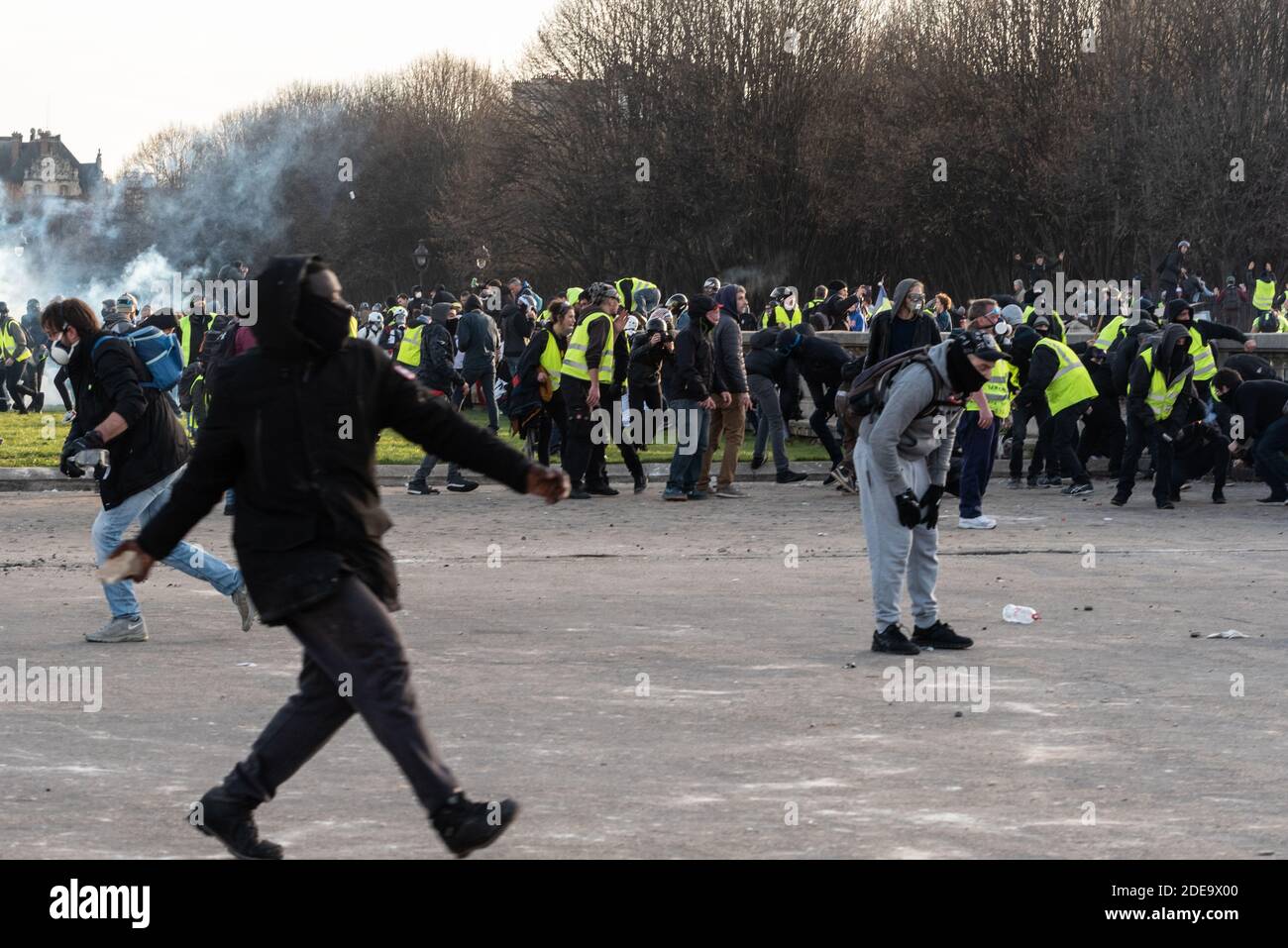 Un groupe de brise-roches lancent des projectiles sur la police depuis l'esplanade des Invalides. Plusieurs milliers de personnes se sont rassemblées pour manifester au cours de l'acte 14 du mouvement de protestation contre l'augmentation du coût de la vie, des impôts et du carburant, des vestes jaunes (Gilets Jaunes). Le parcours parisien a eu lieu entre les champs-Elysées et la place des Invalides dans un calme relatif. Il y a eu quelques affrontements entre des manifestants et la police, qui ont utilisé des gaz lacrymogènes. Paris, France, le 16 février 2019. Photo de Samuel Boivin / ABACAPRESS.COM Banque D'Images