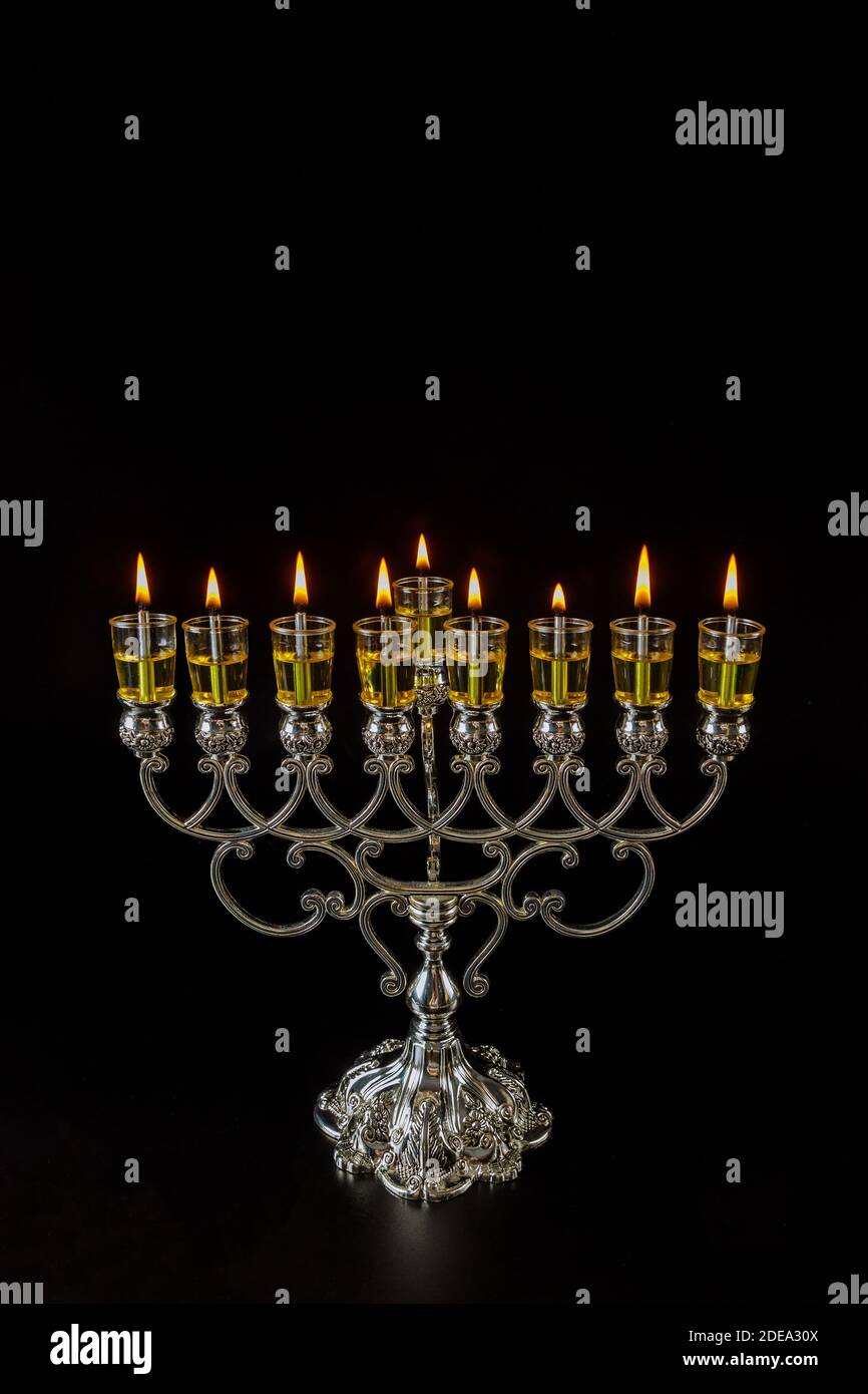 Les bougies d'huile de Menorah Hanukkah brûlent à la lumière dans  l'hanukkiah de vacances juives Photo Stock - Alamy