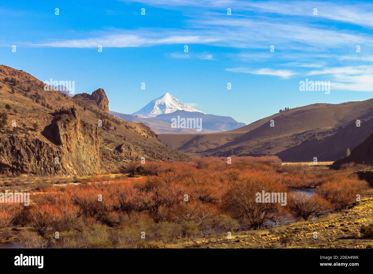 Rivière traversant la steppe patagonienne à Neuquen, en Argentine, près de la chaîne de montagnes des Andes. Banque D'Images