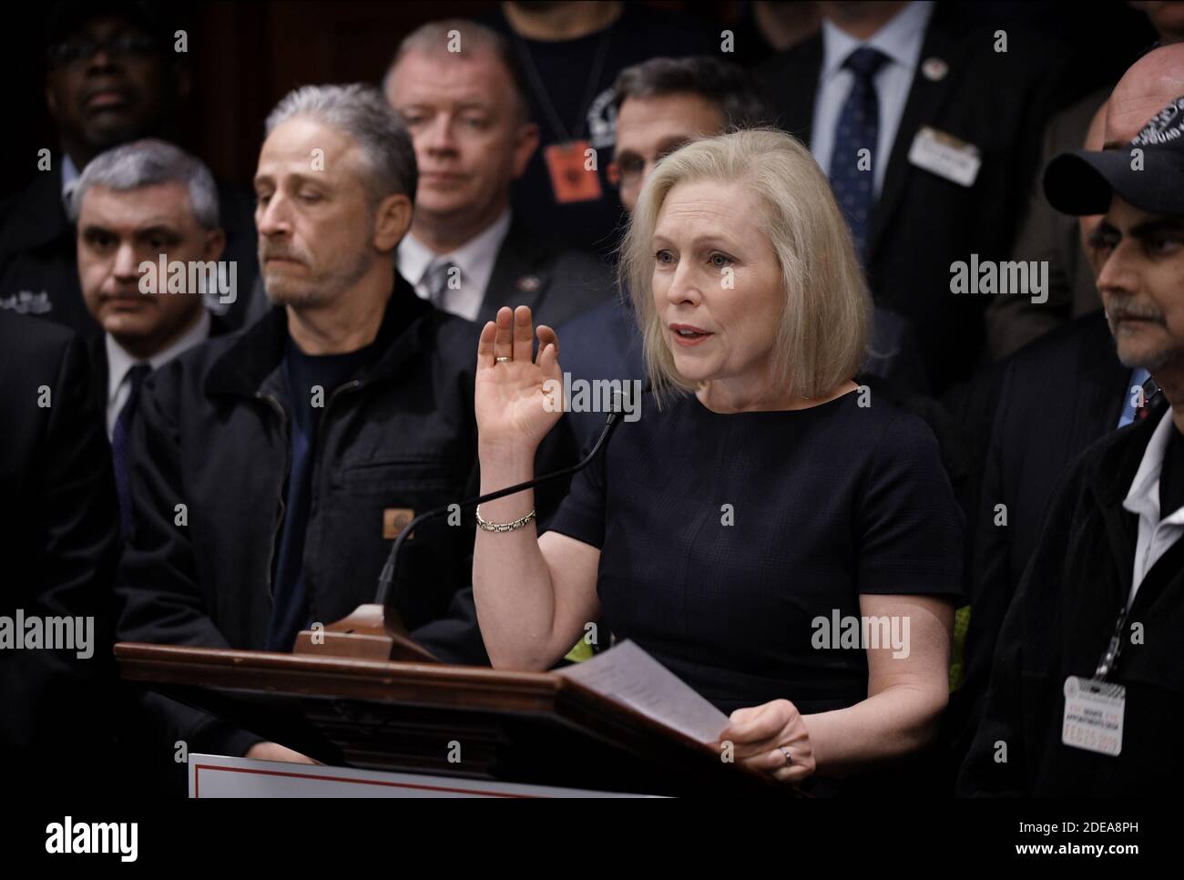 Le sénateur Kirsten Gilliband, candidat à la présidence de New-York (R), s'exprime en tant que comédien Jon Stewart (L) lors d'une conférence de presse pour présenter le projet de loi de 9/11 sur la santé « Never Forget the Heroes » , à Capitol Hill, le 25 février 2019, à Washington, DC. 2020 Photo par Olivier Douliery/ABACAPRESS.COM Banque D'Images