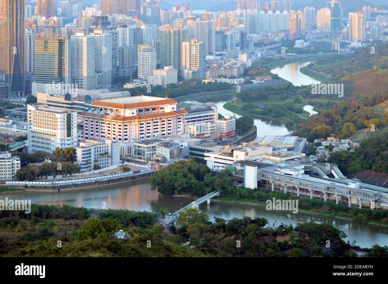 Frontière entre Shenzhen, Chine (gauche) et Hong Kong (droite), avec le point de contrôle Lo Wu illustré. La limite est la rivière Sam Chun (centre). Banque D'Images
