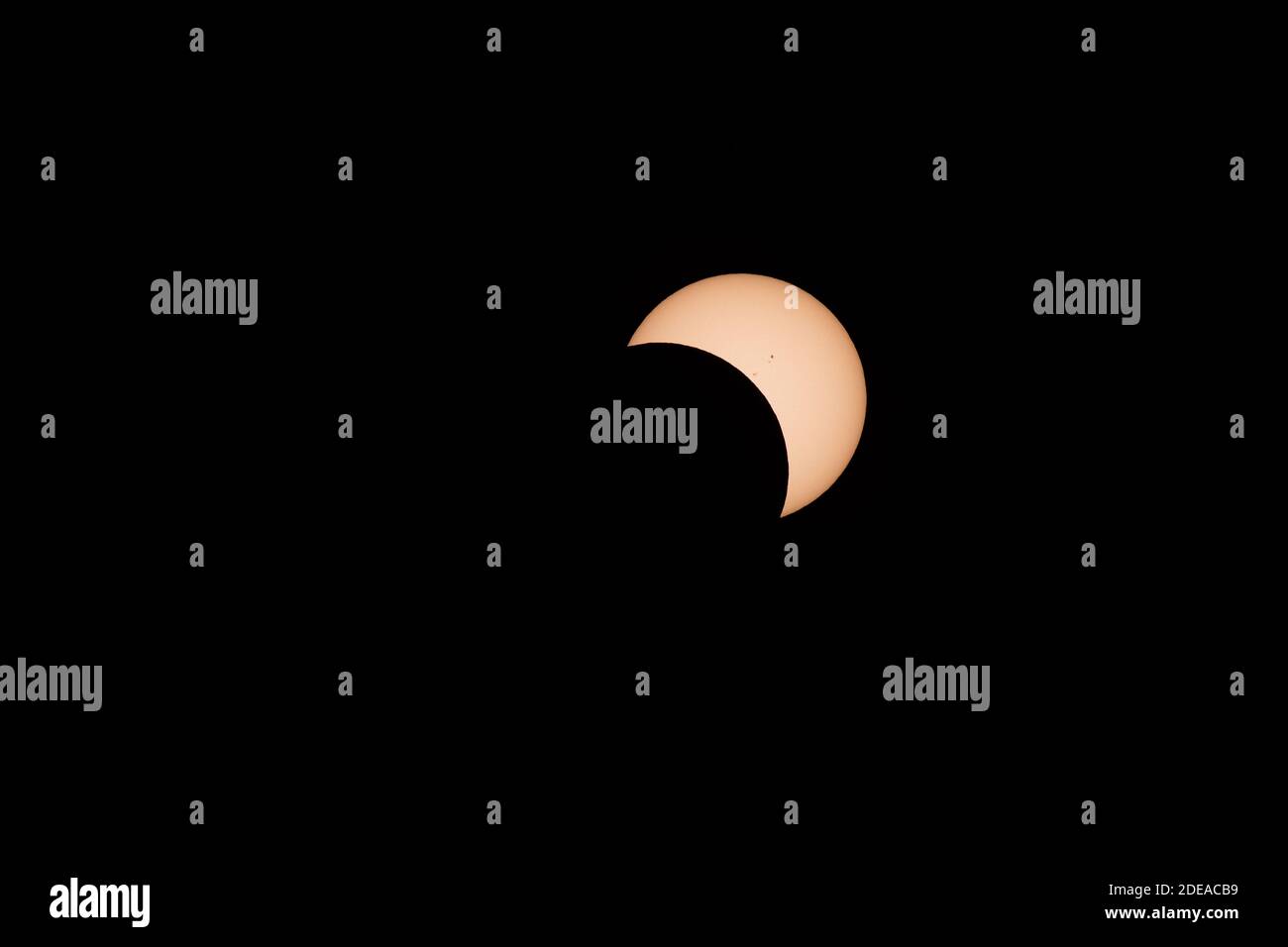 L'éclipse solaire totale du 21 août 2017, vue de l'Idaho. Environ 112 minutes après le premier contact. Notez les taches de soleil sombres sur la surface. Filtre jaune Banque D'Images