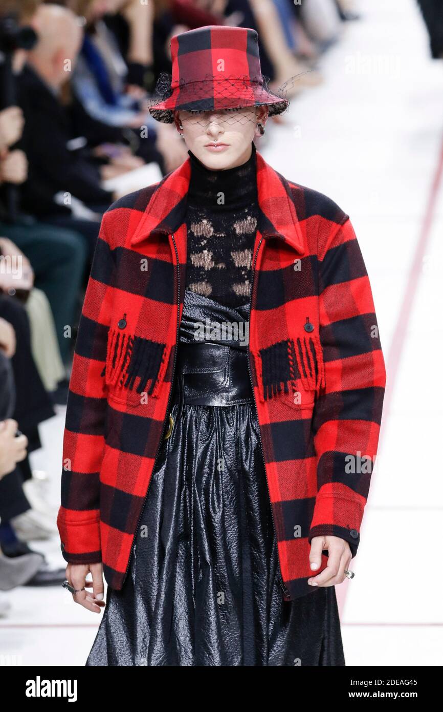 Un modèle marche sur la piste pendant le spectacle Christian Dior dans le  cadre de la semaine de la mode de Paris vêtements pour femmes automne/hiver  2019/2020 le 26 février 2019 à