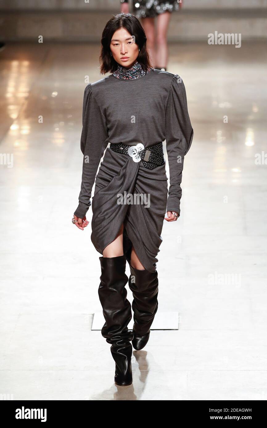 Un modèle marche sur la piste lors du spectacle de mode Isabel-Marant prêt  à porter automne/hiver 2019-2020 dans le cadre de la semaine de la mode de  Paris vêtements pour femmes automne/hiver