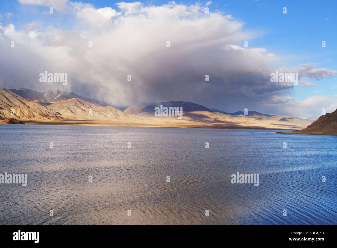 Le ciel nuageux du soir se reflète dans le Tolbo Nuur Lac Banque D'Images