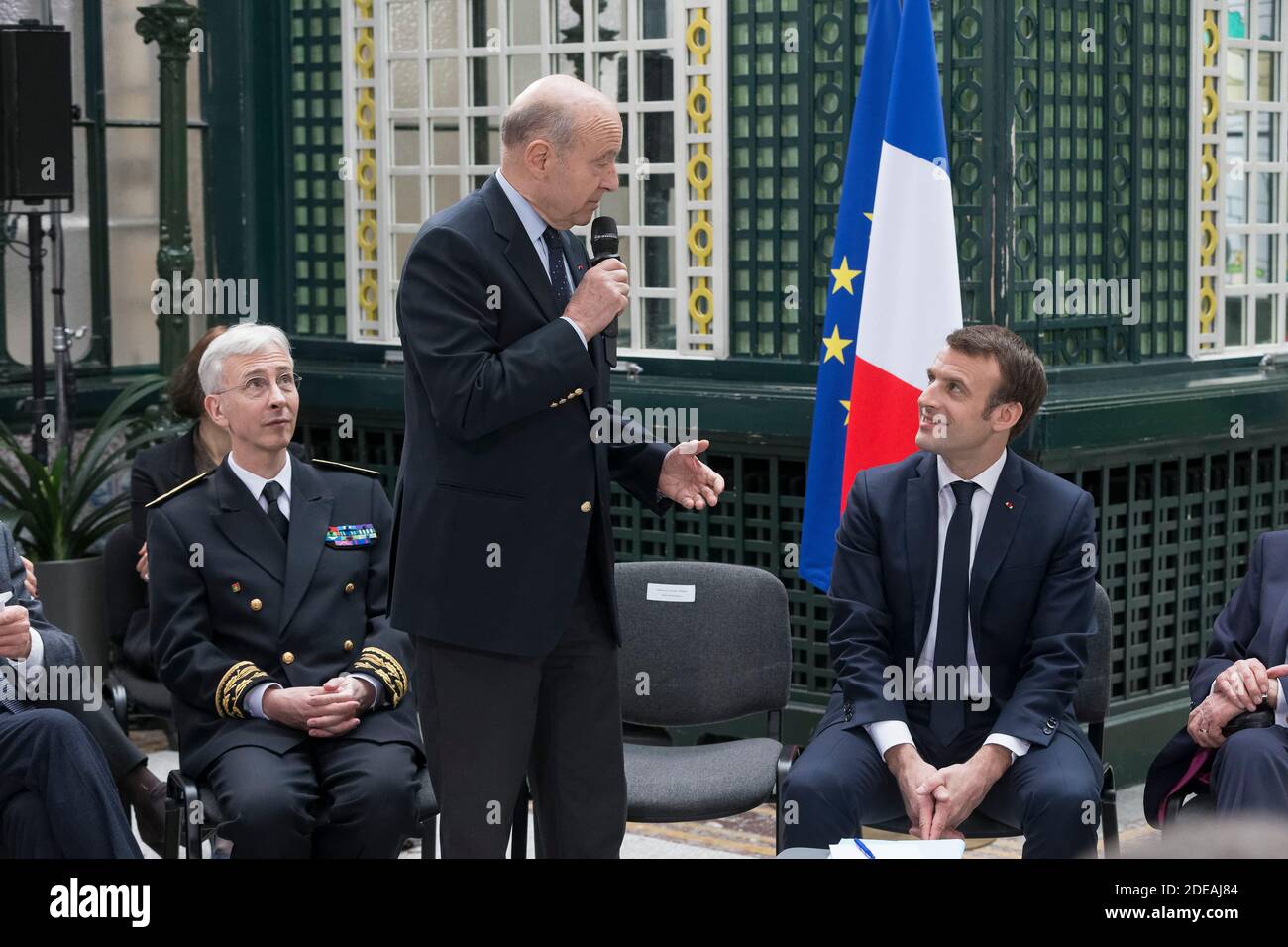 Le maire de Bordeaux, Alain Juppe (L), ouvre une réunion avec les élus locaux et le président français Emmanuel Macron (L) dans le cadre du « Grand débat national » de Macron à la préfecture de Gironde à Bordeaux le 1er mars 2019, dernier jour de Juppe en tant que maire de Bordeaux avant de devenir membre du conseil constitutionnel de la France. Photo de Sébastien Ortola/pool/ABACAPRESS.COM Banque D'Images