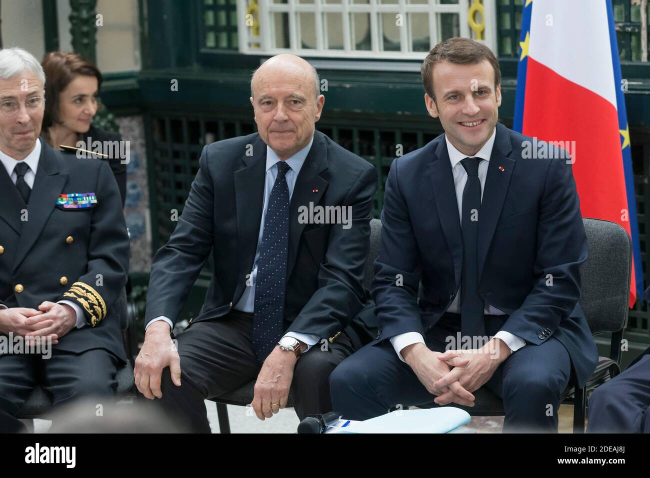 Le maire de Bordeaux Alain Juppe (L) et le président français Emmanuel Macron (R) rient au début d'une rencontre avec les élus locaux dans le cadre du « Grand débat national » de Macron à la préfecture de Gironde à Bordeaux le 1er mars 2019, Le dernier jour de Juppe en tant que maire de Bordeaux avant de devenir membre du conseil constitutionnel français. Aujourd'hui, Juppe est le dernier jour en tant que maire de Bordeaux avant de devenir membre du conseil constitutionnel de la France. Photo de Sébastien Ortola/pool/ABACAPRESS.COM Banque D'Images