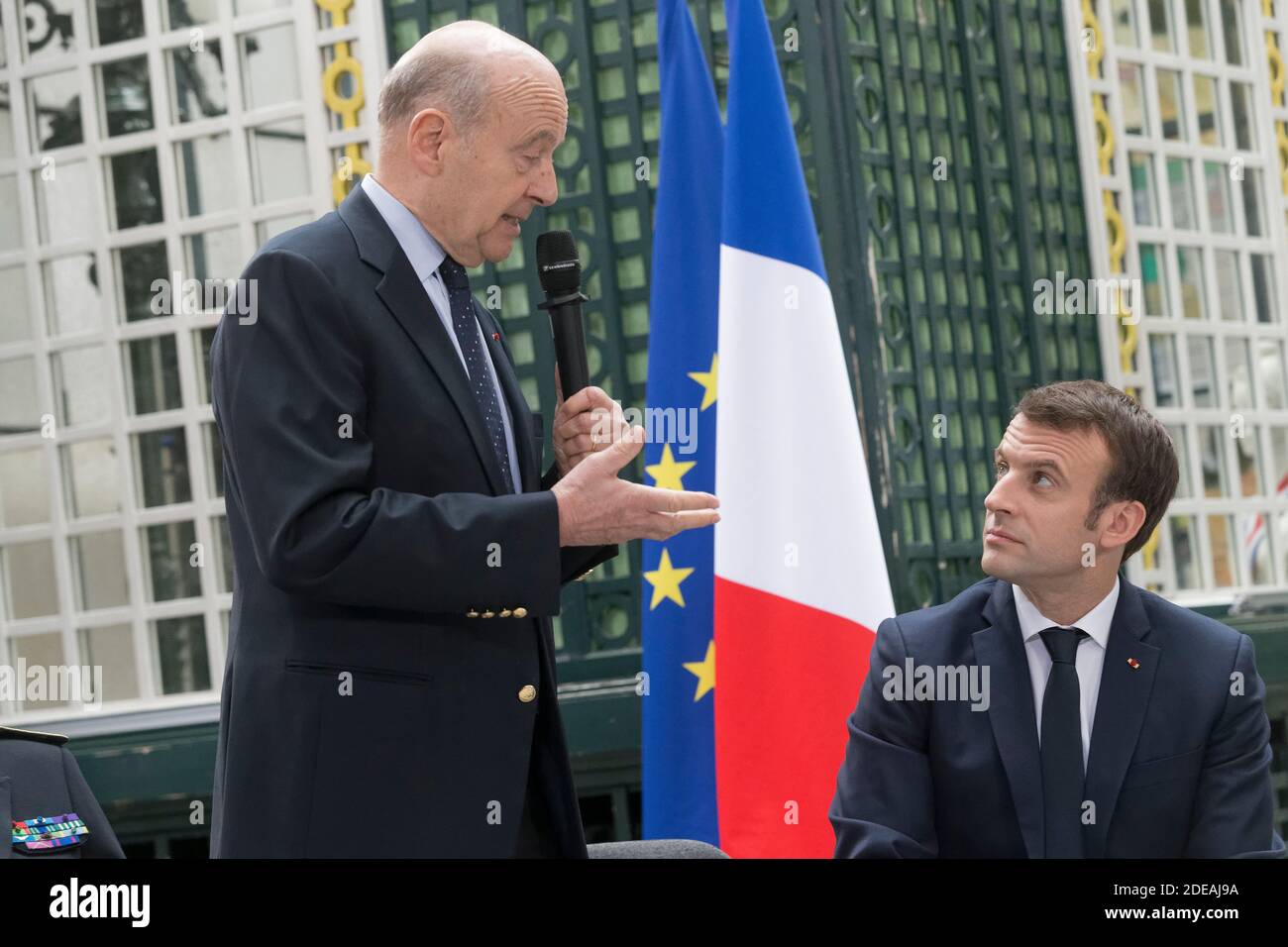 Le maire de Bordeaux, Alain Juppe (L), ouvre une réunion avec les élus locaux et le président français Emmanuel Macron (L) dans le cadre du « Grand débat national » de Macron à la préfecture de Gironde à Bordeaux le 1er mars 2019, dernier jour de Juppe en tant que maire de Bordeaux avant de devenir membre du conseil constitutionnel de la France. Photo de Sébastien Ortola/pool/ABACAPRESS.COM Banque D'Images