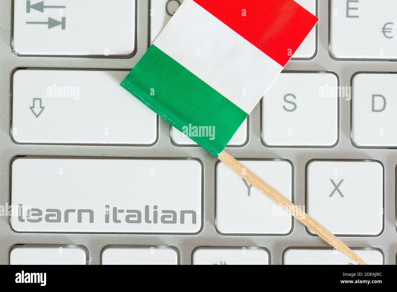 Ordinateur, drapeau de l'Italie et apprendre l'italien Banque D'Images