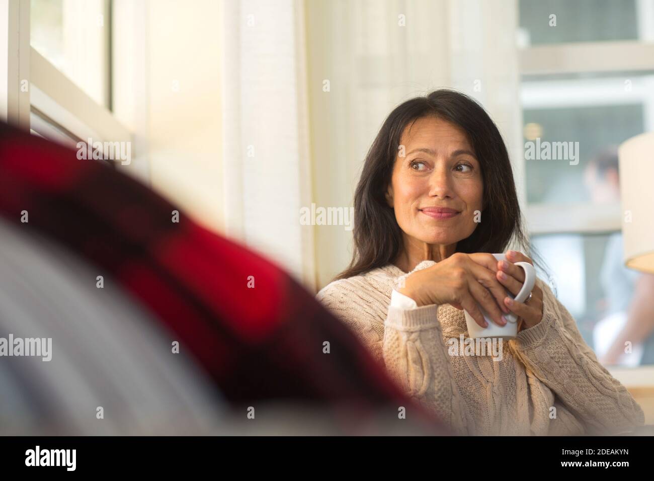 Portrait of a young woman enveloppé dans une couverture chaude. Banque D'Images