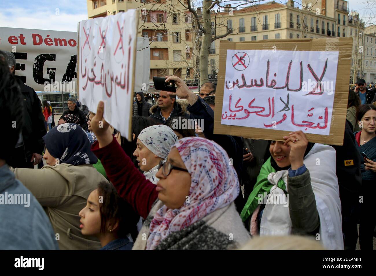 Rassemblement contre la décision d'un président algérien malade de se présenter pour un cinquième mandat, le 3 mars 2019, à Marseille, en France. La confirmation le 10 février que le président algérien Abdelaziz Bouteflika allait contester un cinquième mandat a déclenché une série de manifestations dans le pays d'Afrique du Nord. Photo par Avenir Pictures/ABACAPRESS.COM Banque D'Images