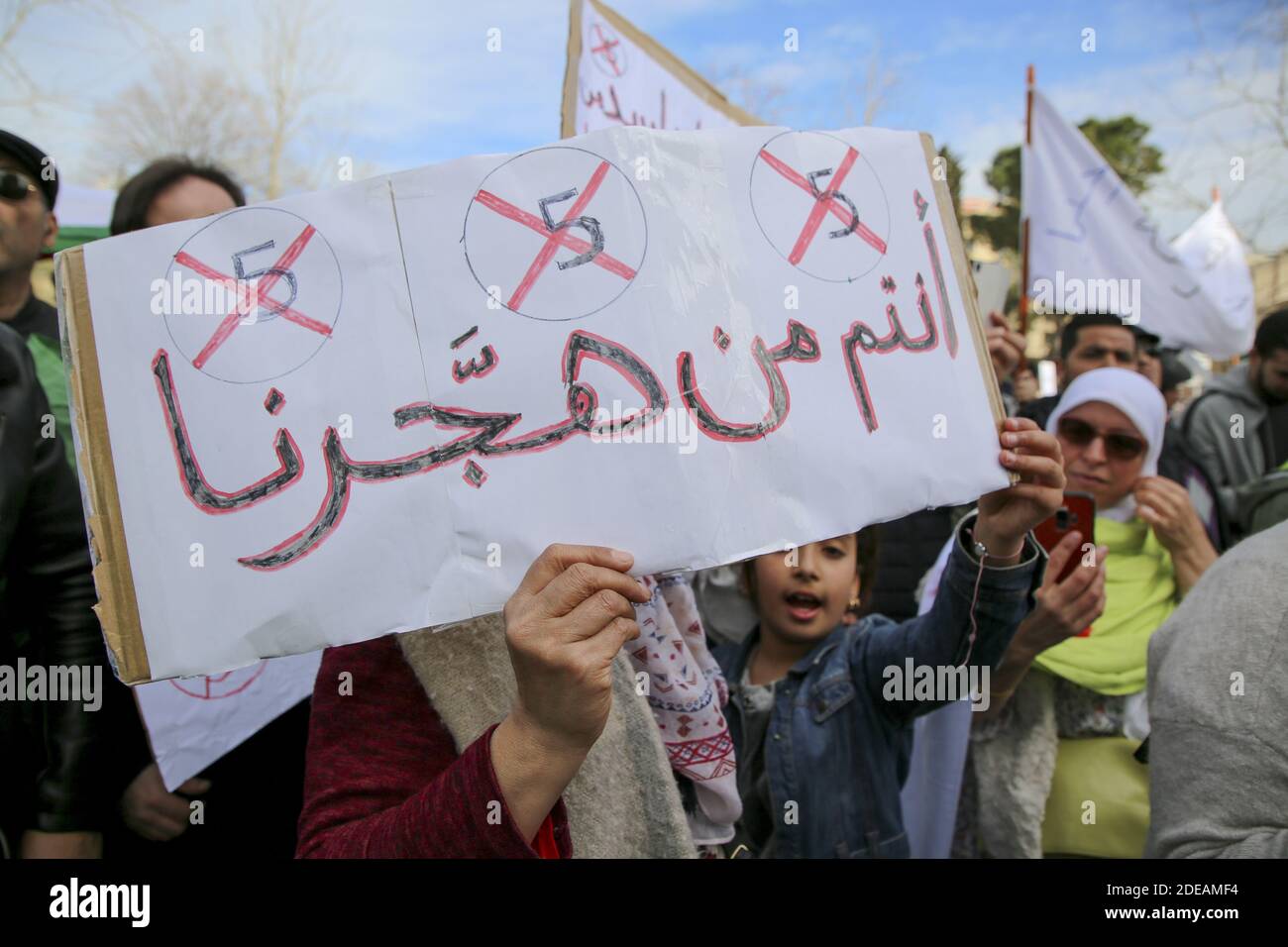 Rassemblement contre la décision d'un président algérien malade de se présenter pour un cinquième mandat, le 3 mars 2019, à Marseille, en France. La confirmation le 10 février que le président algérien Abdelaziz Bouteflika allait contester un cinquième mandat a déclenché une série de manifestations dans le pays d'Afrique du Nord. Photo par Avenir Pictures/ABACAPRESS.COM Banque D'Images