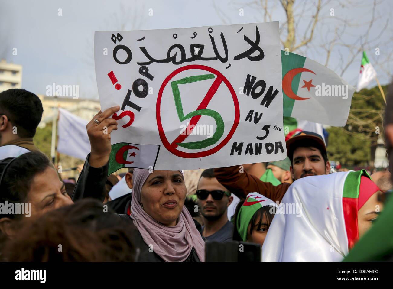 Rassemblement contre la décision d'un président algérien malade de se présenter pour un cinquième mandat, le 3 mars 2019, à Marseille, en France. La confirmation le 10 février que le président algérien Abdelaziz Bouteflika allait contester un cinquième mandat a déclenché une série de manifestations dans le pays d'Afrique du Nord. Photo par Avenir Pictures/ABACAPRESS.COM Banque D'Images