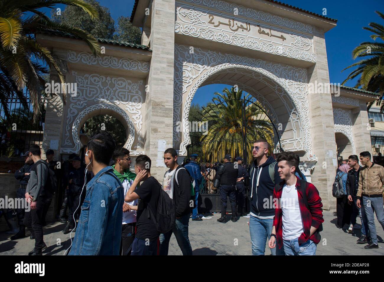 Étudiants à l'entrée de la Faculté de médecine à Alger, Algérie, le 04 mars 2019. Des étudiants algériens ont manifesté à la Faculté de médecine contre le 5ème mandat de Bouteflika la semaine dernière. Photo par Banque D'Images