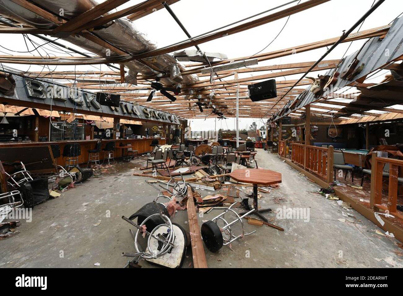 PAS DE FILM, PAS DE VIDÉO, PAS de TV, PAS DE DOCUMENTAIRE - le Buck Wild Saloon sur Hwy. 280 avait son toit grillé. Dégâts à Smith's Station, Alabama, le 4 mars 2019. Au moins 23 personnes sont mortes après l'épidémie de tornades de dimanche avec des tempêtes violentes qui ont laissé des débris éparpillés dans le sud de l'Alabama et de la Géorgie. Photo de Joe Songer/Alabama Media Group/TNS/ABACAPRESS.COM Banque D'Images