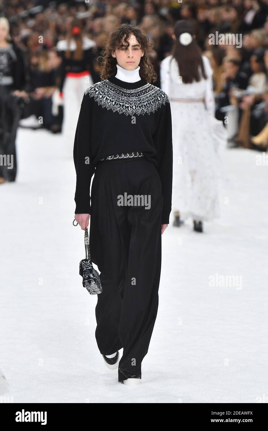 Un modele marche sur la piste pendant le spectacle Chanel dans le cadre de la semaine de la mode de Paris vetements pour femmes automne hiver 2019 2020 le 05 mars 2019 a Paris