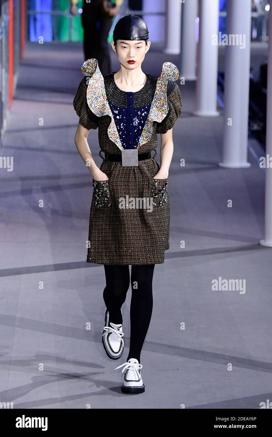 Un mannequin marche sur la piste lors du spectacle de vêtements pour femmes  Louis Vuitton automne-hiver 2019/20 dans le cadre de la semaine de la mode  de Paris au Musée du Louvre