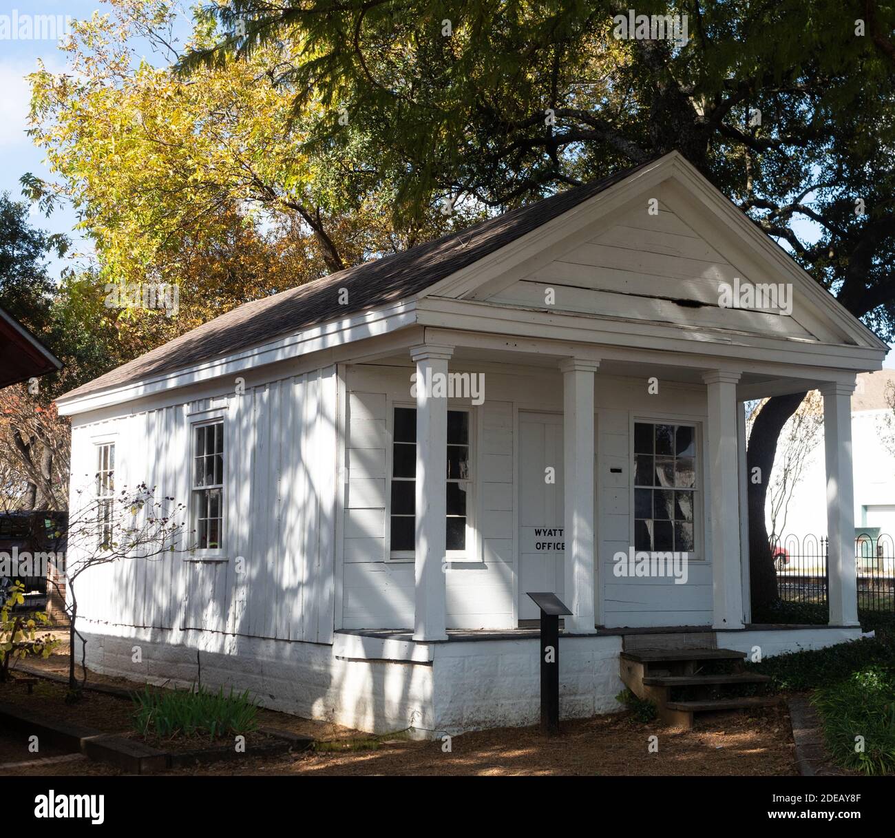 Old Wyatt Office, un bâtiment grec de la renaissance à Waxahachie, Texas avec des colonnes à l'avant, sous les arbres décidus. Banque D'Images