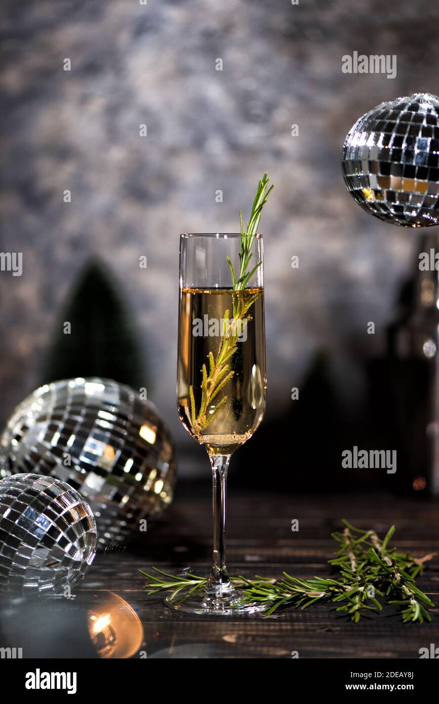 Coupe De Champagne Sur Fond Sombre Fete Du Nouvel An Ou D Anniversaire Avec Un Miroir Disco Boules Video Verticale Photo Stock Alamy