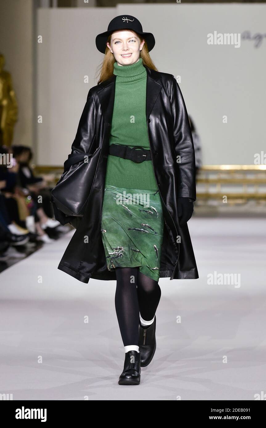 Un modèle marche sur la piste pendant le spectacle Agnes B. dans le cadre de  la semaine de la mode de Paris vêtements pour femmes automne/hiver  2019/2020 le 04 mars 2019 à