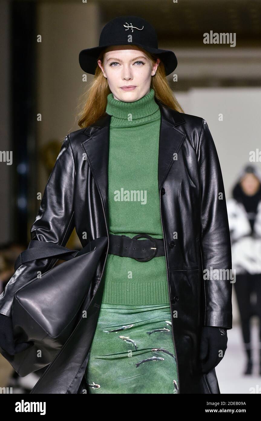 Un modèle marche sur la piste pendant le spectacle Agnes B. dans le cadre  de la semaine de la mode de Paris vêtements pour femmes automne/hiver 2019/2020  le 04 mars 2019 à