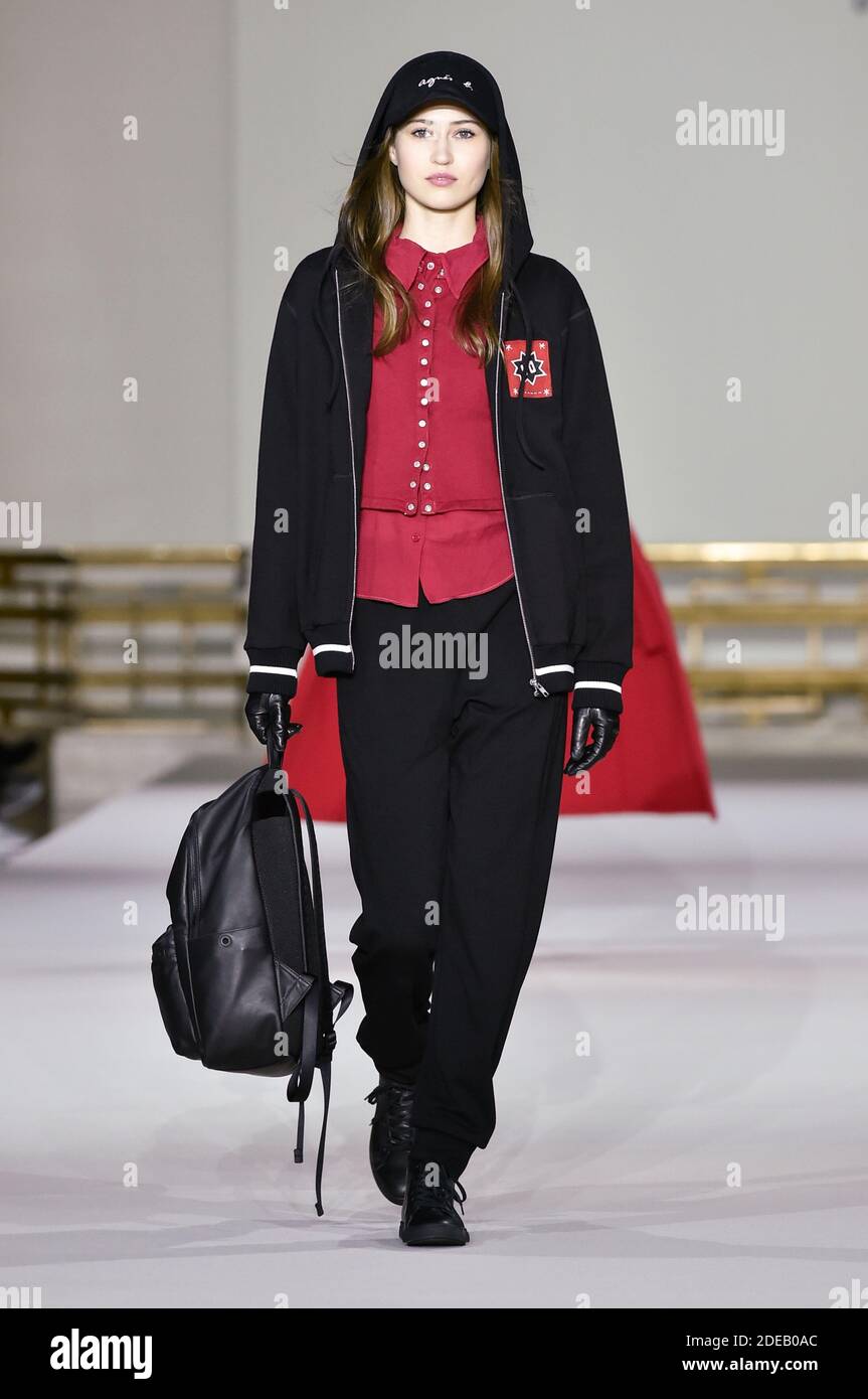 Un modele marche sur la piste pendant le spectacle Agnes B. dans le cadre de la semaine de la mode de Paris vetements pour femmes automne hiver 2019 2020 le 04 mars 2019 a