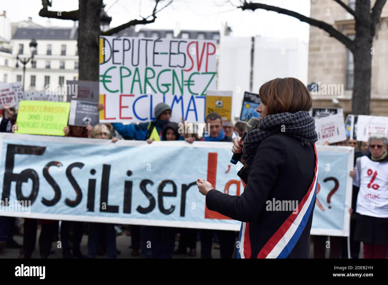 France Gauche Democrate et Republicaine (GDR) MP, Elsa Faucillon manifestations dans le cadre de la campagne #NotWithOurMoney dénonçant les investissements toxiques des acteurs financiers dans les combustibles fossiles, L'ONG 350.org et l'association Attac devant l'Assemblée nationale "pour sauver le climat" et encourager les députés à voter le projet de loi "en faveur de la transparence dans l'utilisation des économies populaires en matière d'énergie". Paris, le 7 mars 2019. Photo de Patrice Pierrot/avenir Pictures/ABACAPRESS.COM Banque D'Images