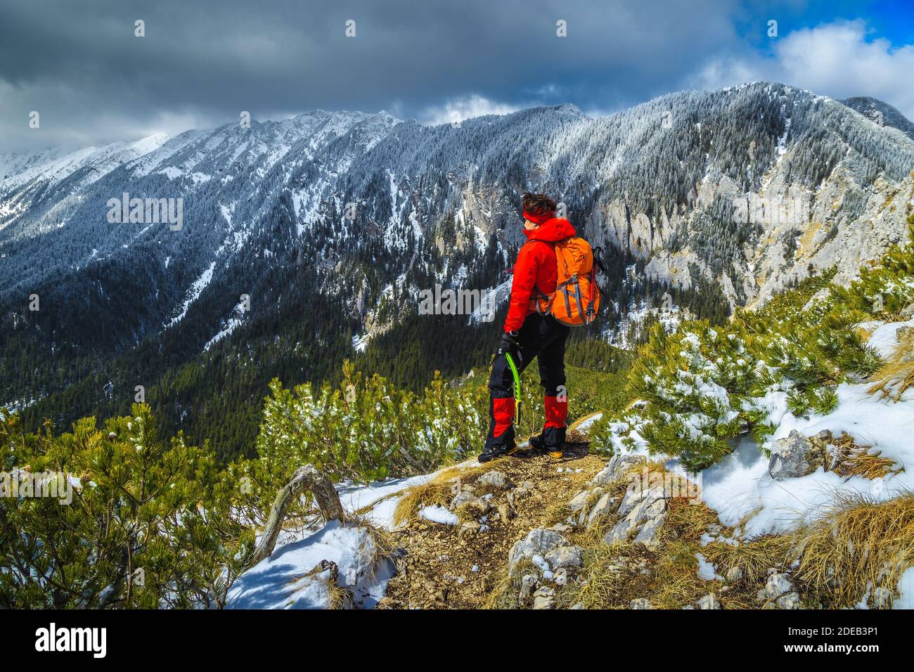 Femme de randonnée gaie avec sac à dos et équipement de montagne, appréciant la vue dans les montagnes Piatra CRAiului, Carpates, Transylvanie, Roumanie, Europe Banque D'Images