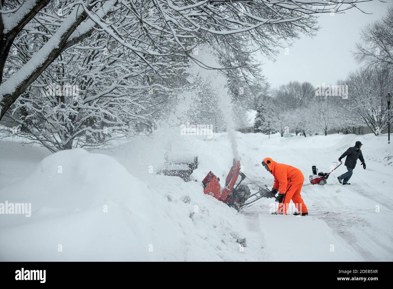 PAS DE FILM, PAS DE VIDÉO, PAS de TV, PAS DE DOCUMENTAIRE - Roger Sabot enlève la neige épaisse et humide des boîtes aux lettres dans son quartier dimanche, 10 mars 2019 à Brooklyn Park, MN, Etats-Unis. Photo de Jerry Holt/Minneapolis Star Tribune/TNS/ABACAPRESS.COM Banque D'Images