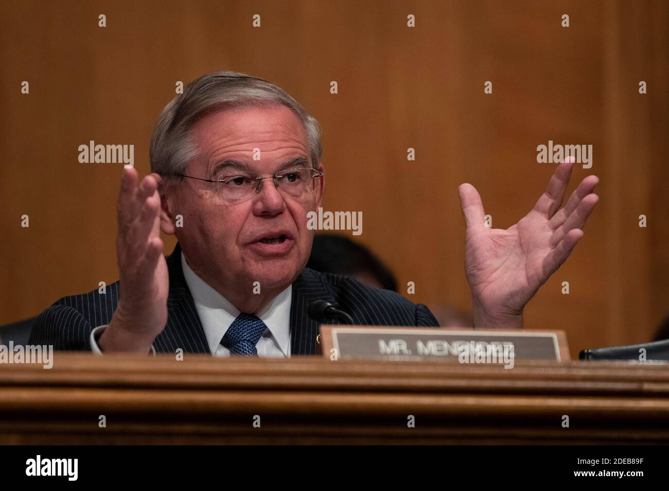 Le sénateur Bob Menendez, démocrate du New Jersey, pose une question à la directrice du CFPB Kathy Kraninger alors qu'elle témoigne devant le Comité sénatorial des banques de Capitol Hill à Washington, DC, USA le 12 mars 2019. Photo par Alex Edelman/CNP/ABACAPRESS.COM Banque D'Images