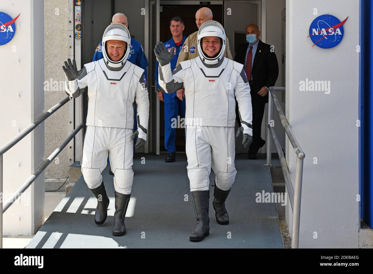 Les astronautes de la NASA Doug Hurley (L) et Bob Behnken quittent le bâtiment O&C du Kennedy Space Center, en Floride, le samedi 30 mai 2020. Les deux astronautes embarqueront dans des véhicules Tesla modèle X pour lancer le complexe 39A, où ils embarqueront à bord du vaisseau spatial SpaceX Crew Dragon et voleront sur le premier lancement piloté depuis le Centre en plus de neuf ans. Photo de Joe Marino/UPI Banque D'Images