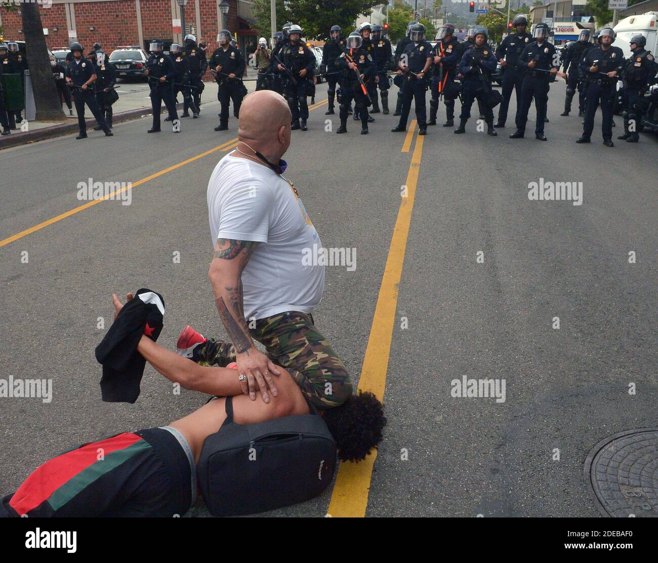 Un homme recrée le chokehold infligé à George Floyd par le policier de Minneapolis Derek Chauvin, qui a contribué à sa mort à une intersection sur Sunset Blvd. Dans la section Hollywood de Los Angeles le lundi 1er juin 2020. Lundi, le président Trump a appelé les gouverneurs faibles et les a incités à « sominer » pour empêcher d'autres manifestations violentes à la suite de la mort de George Floyd, un homme noir de Minneapolis qui est décédé après qu'un policier blanc s'est agenouillé sur le cou. Photo de Jim Ruymen/UPI Banque D'Images