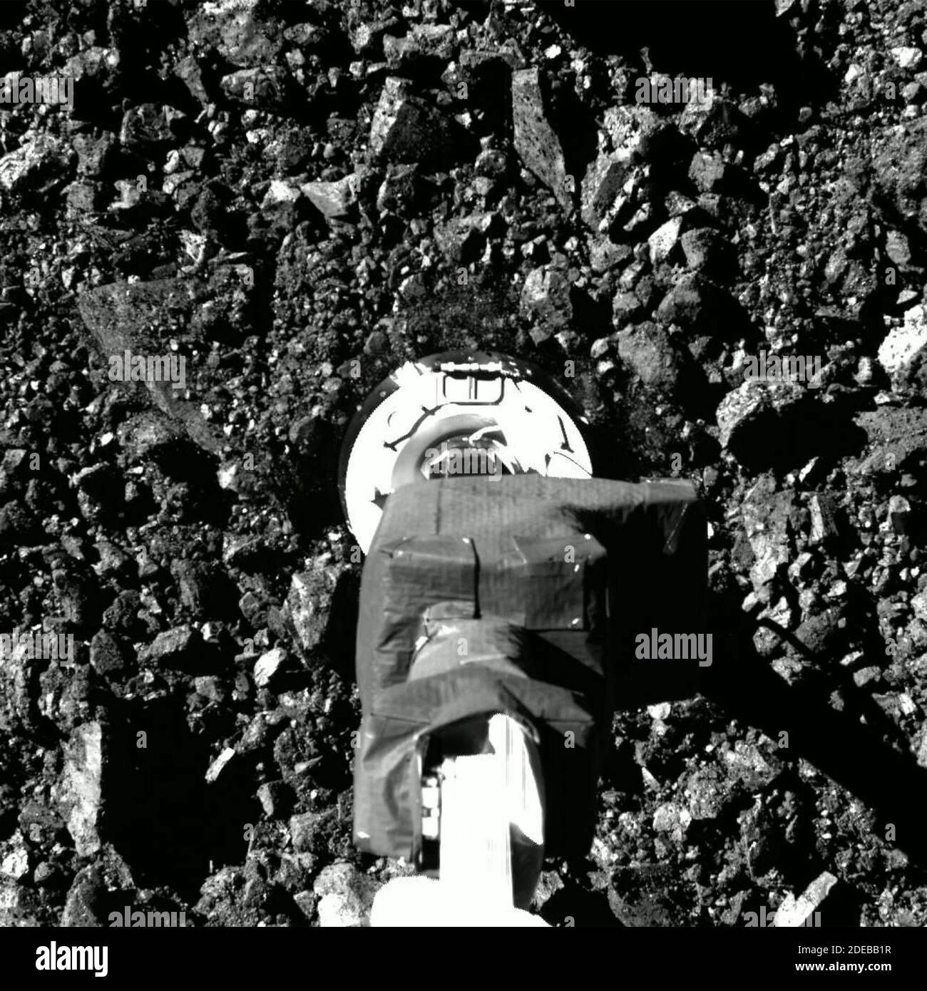 Capturée le 20 octobre 2020, lors de l'événement de collecte d'échantillons  Touch-and-Go (TAG) de la mission OSIRIS, cette série d'images montre le  champ de vision de l'imageur SamCam à mesure que le