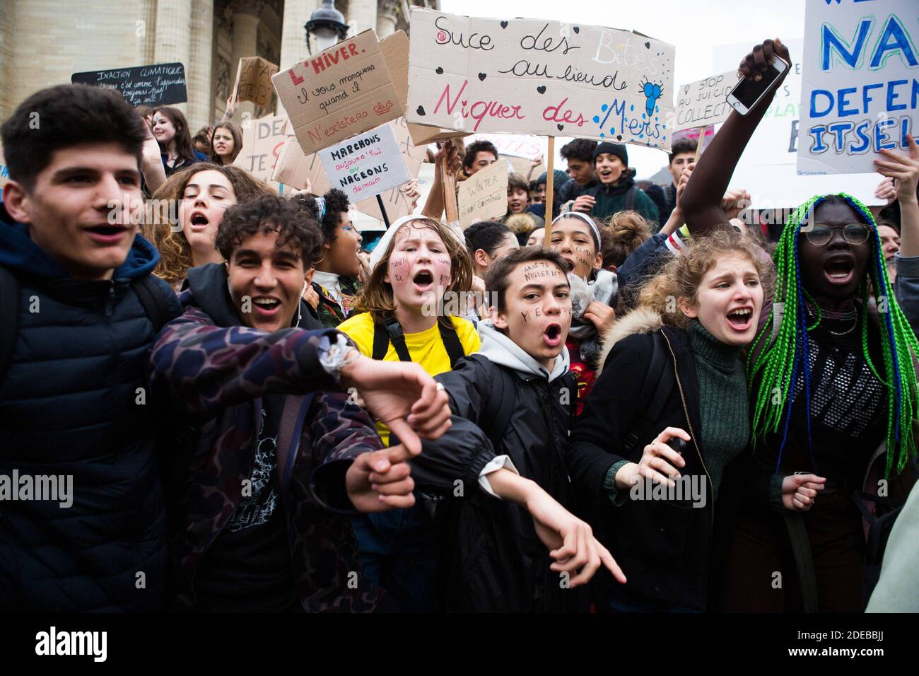 Manifestation contre le changement climatique le 15 mars 2019 à Paris. Les manifestations de jeunesse dans le monde entier ont été inspirées par un jeune militant suédois qui s'est campé devant le Parlement à Stockholm l'année dernière pour exiger des dirigeants mondiaux qu'ils agissent sur le réchauffement climatique. Photo de Raphael Lafargue/ABACAPRESS.COM Banque D'Images